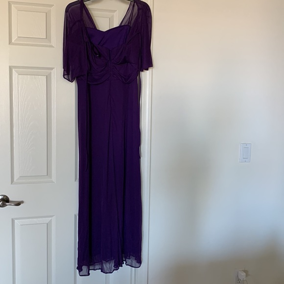 Stunning purple ball gown size large perfect for Prom Wedding or any gala event - Picture 11 of 11